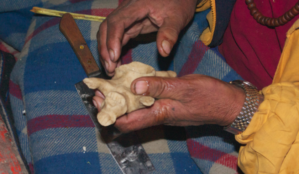 small_06 Holding dough lingka.jpg